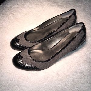 Bandolino wing tip style pump